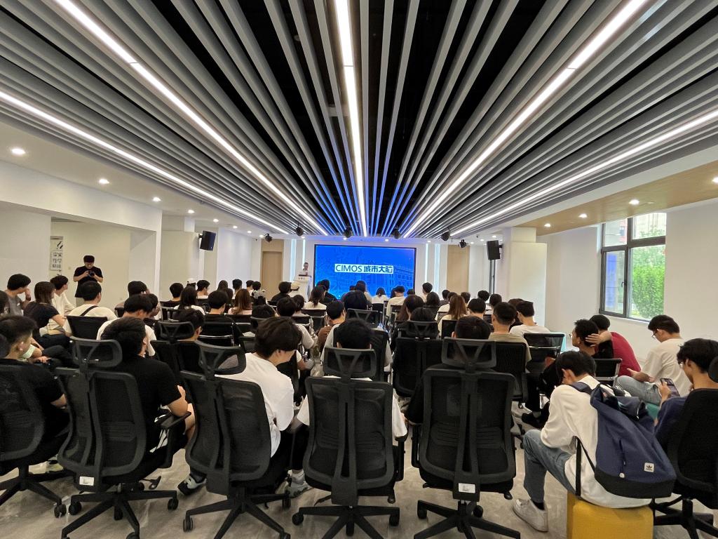 探索5G智慧港口 感受科技創新力量 ——數學系23級本科生《認識實習》教學現場活動紀實